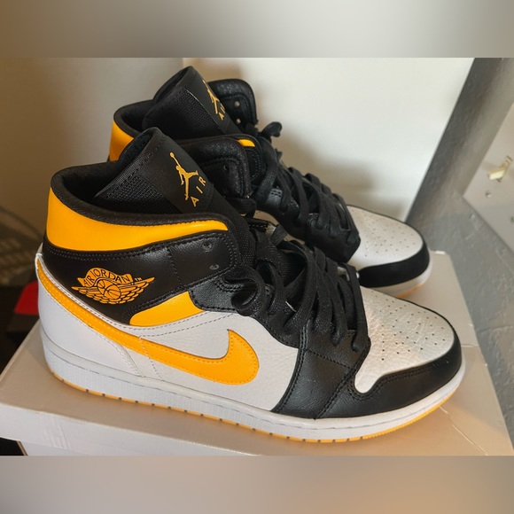 SOLD!!! Jordan 1 mid women’s 11 men’s 9.5 laser yellow - Picture 4 of 5